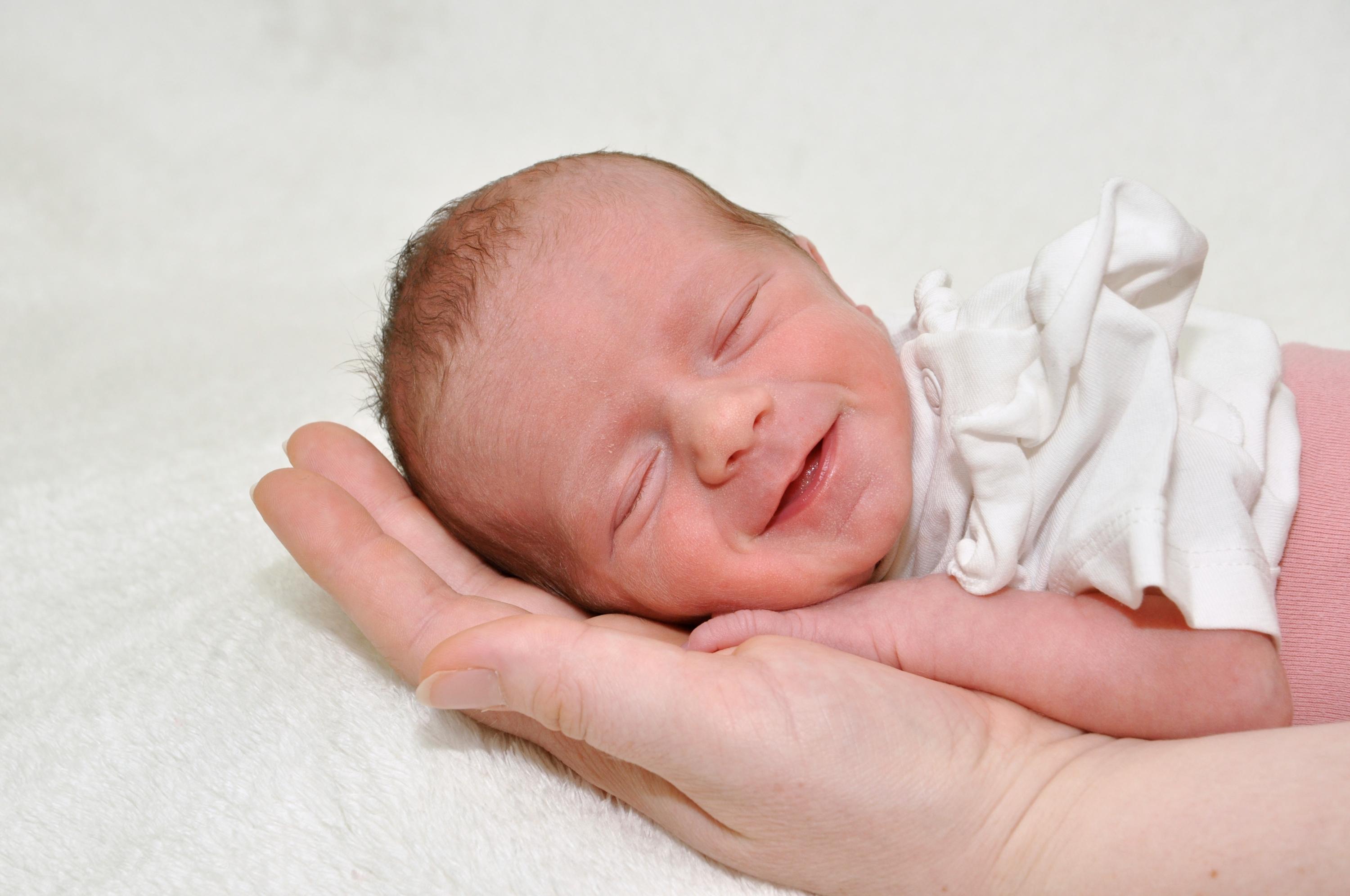 Hallo Hannah Sophie! Am 4. Dezember erblickte die Kleine in der Klinik Hallerwiese das Licht der Welt. Mit ihren 46 Zentimetern bringt sie 2060 auf die Waage.