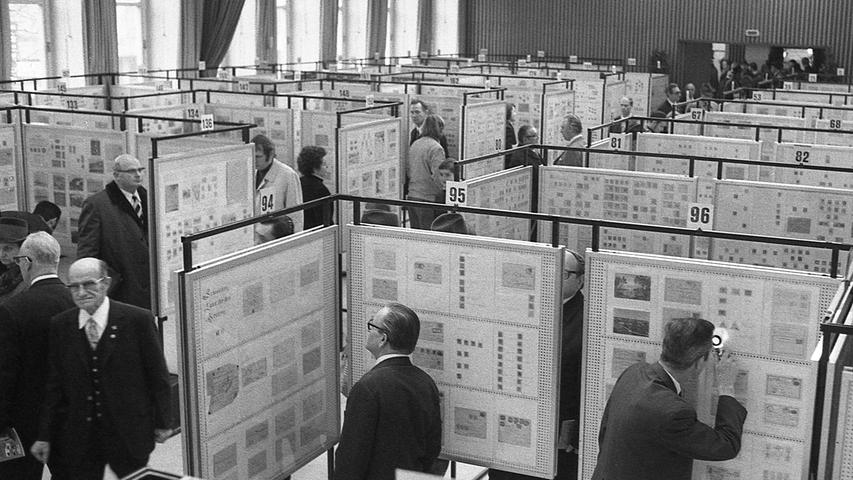 Spezialisten für Briefmarken trafen sich in Nürnberg. Hier geht es zum Kalenderblatt vom 13. Dezember 1971: Erfahrung und Marken getauscht

