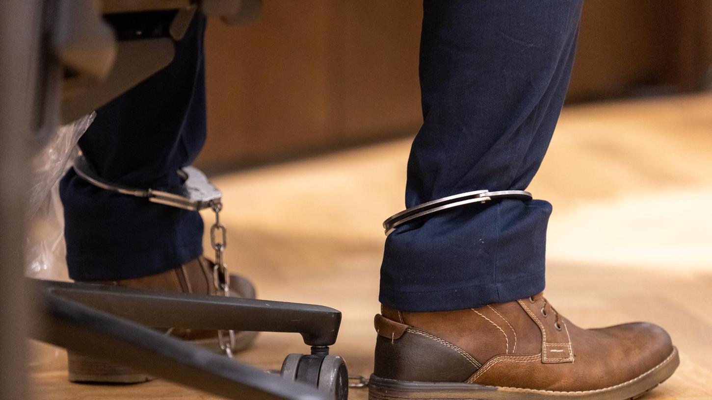 Die Fußfesseln des Ibrahim D. - er trägt sie im Gerichtssaal - symbolisieren den langen Freiheitsentzug, der den 67-Jährigen erwartet.