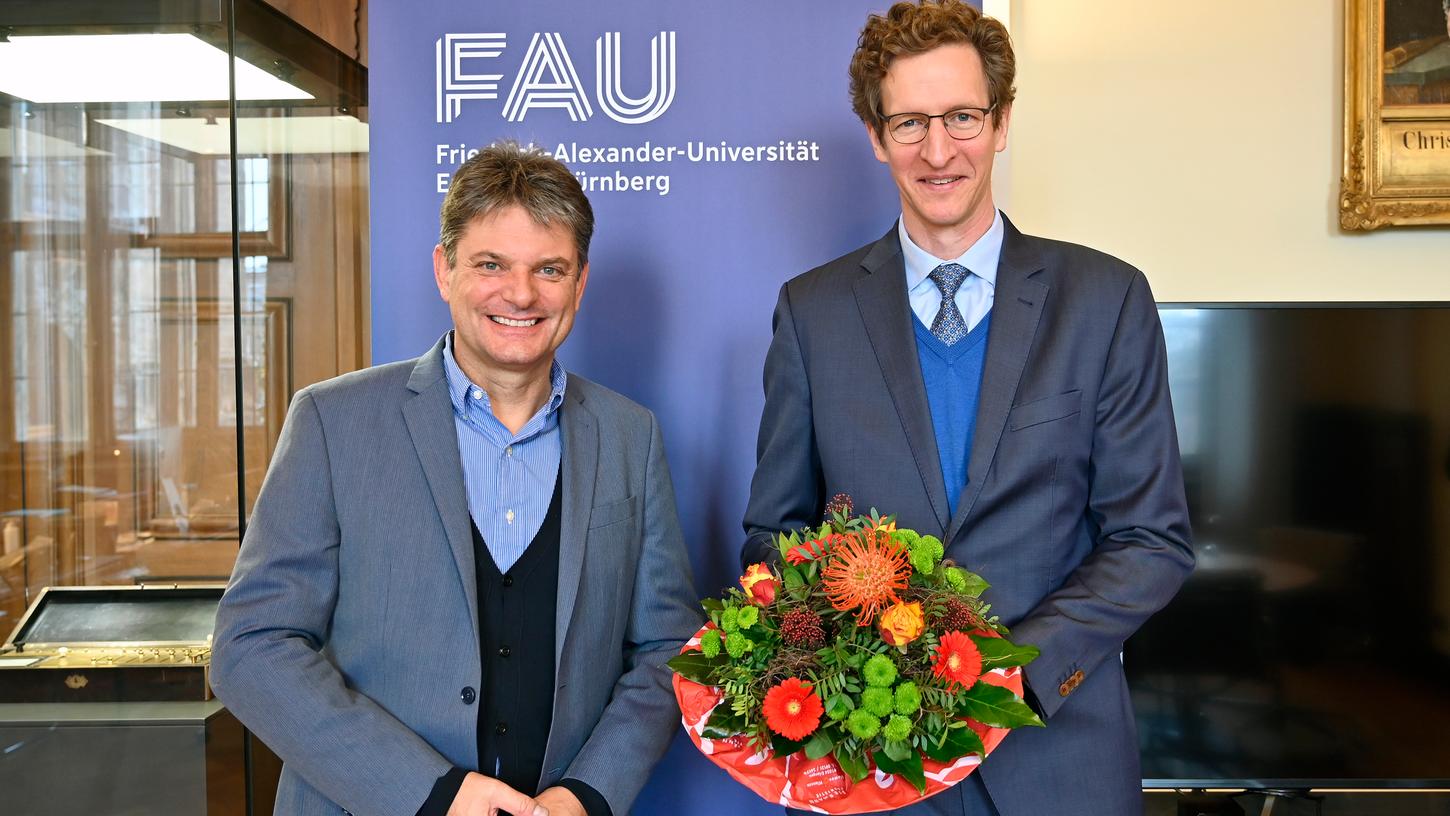 FAU-Präsident Prof. Joachim Hornegger (links) gratuliert dem frischgebackenen Leibniz-Preisträger Prof. Peter Hommelhoff vom Lehrstuhl für Laserphysik. 