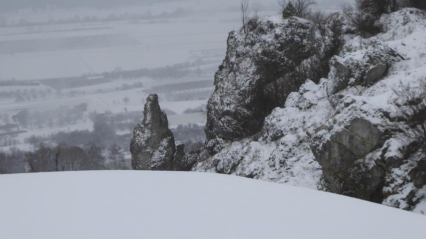 Eine schöne Schneedecke bedeckt das Walberla mit seinen markanten Felsen im Westen.
