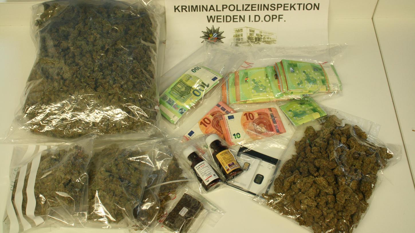 Die Eschenbacher Polizei hat in der Oberpfalz Rauschgift im Wert von mindestens 24.000 Euro und Bargeld im fünfstelligen Bereich beschlagnahmt. 