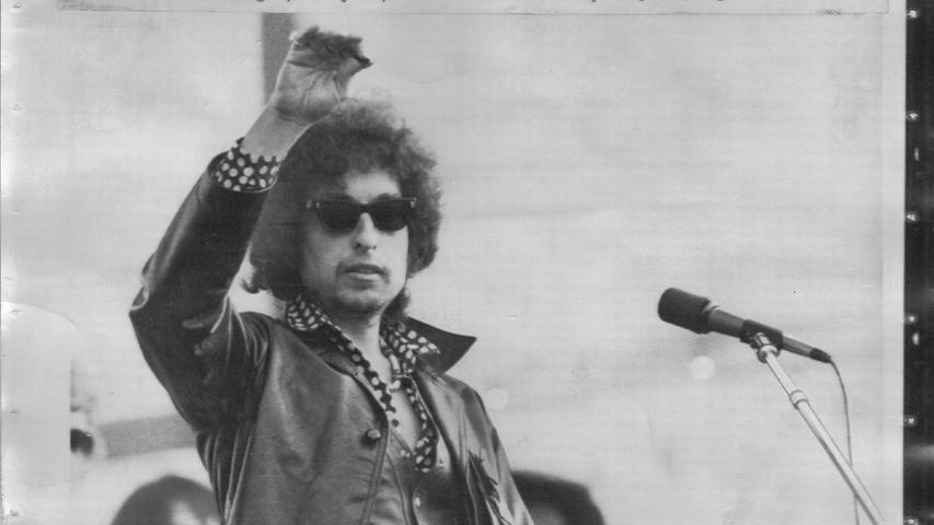 Bob Dylan baute 1978 seine Tribüne direkt gegenüber der Zeppelintribüne auf.
Bob Dylan baute 1978 seine Tribüne direkt gegenüber der Zeppelintribüne auf.