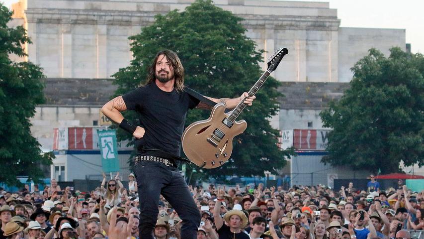 Auch vor der Zeppelintribüne wird längst munter und ausgelassen gefeiert. Hier setzt sich Foo Fighters-Frontmann Dave Grohl in Szene.