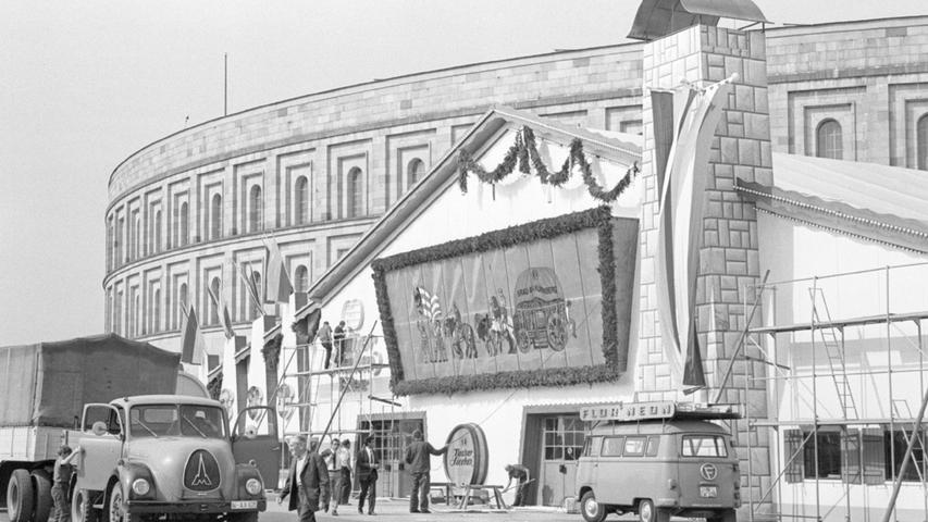 Ein Bierzelt vor der Kongresshalle in den 1960er Jahren. Ob sich die Volksfestbesucher da so viele Gedanken gemacht haben?