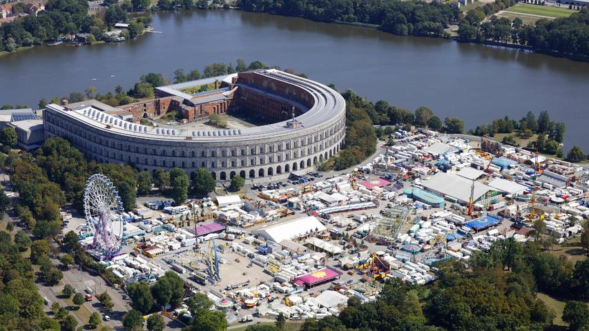 Wenn Volksfest ist, wird es eng vor der Kongresshalle.