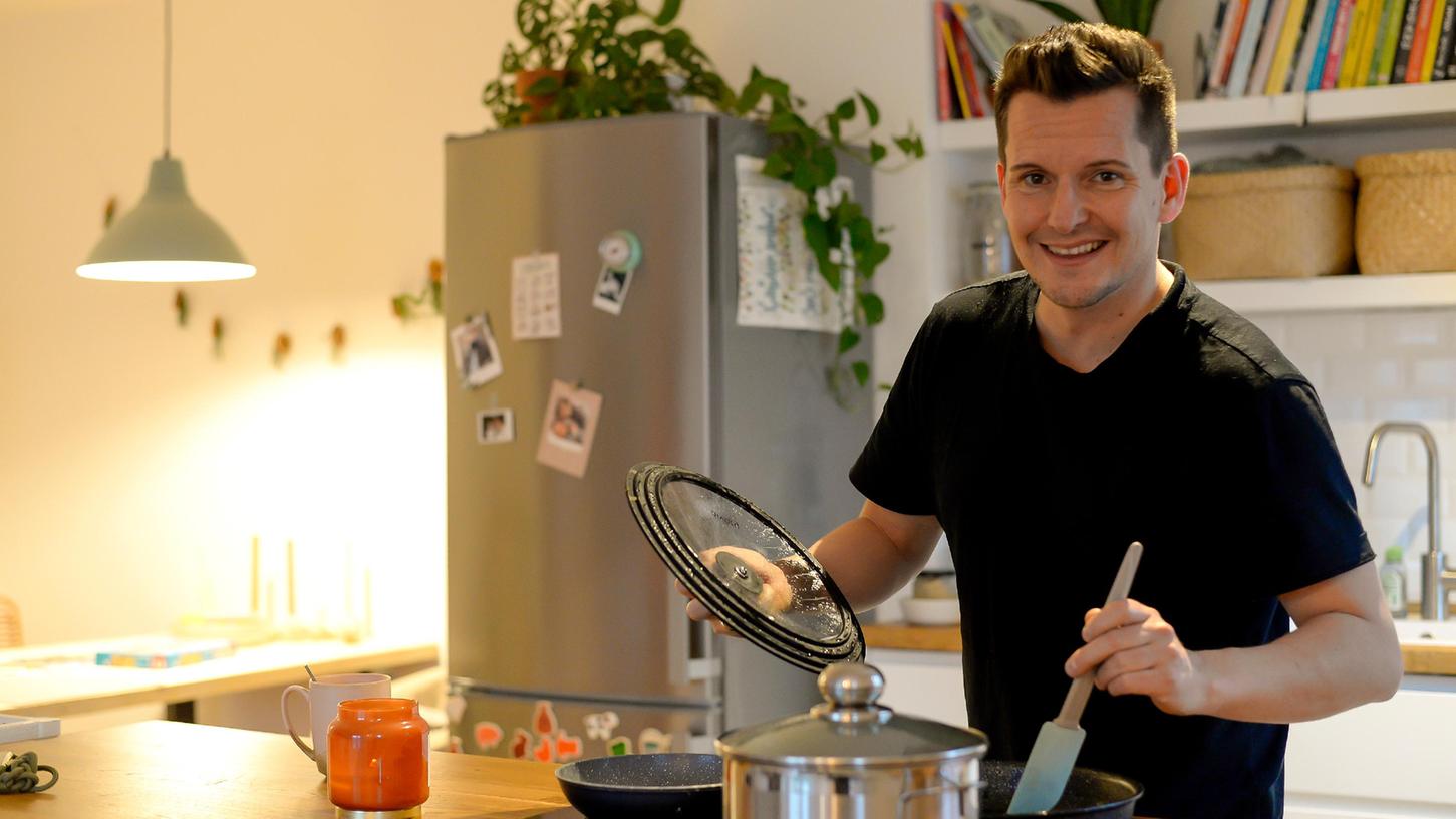 Moderator Florian Kerschner entspannt beim Kochen. Überwiegend Vegetarisches kommt bei ihm und seiner Familie auf den Tisch – am liebsten mag und macht er Pizza.
 
