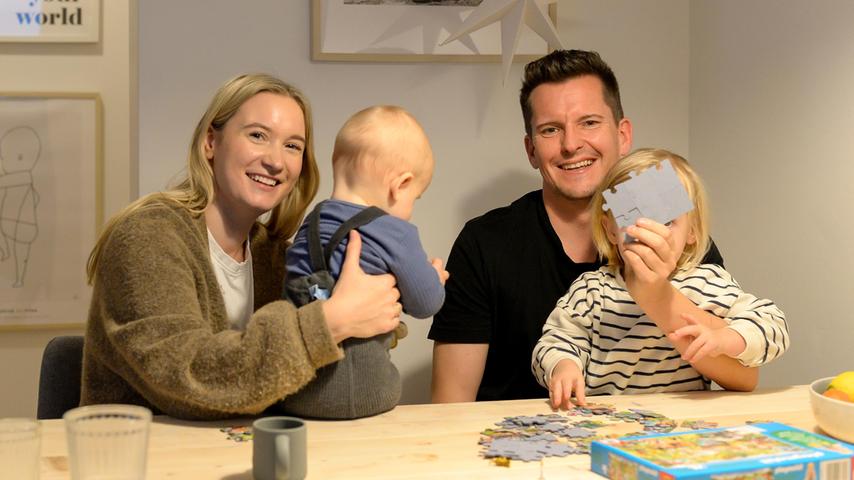 Florian Kerschner ist verheiratet und hat zwei Söhne, Fynn und Matts. Mit seiner Familie lebt er (noch) in Nürnberg.
Florian Kerschner ist verheiratet und hat zwei Söhne, Fynn und Matts. Mit seiner Familie lebt er (noch) in Nürnberg.