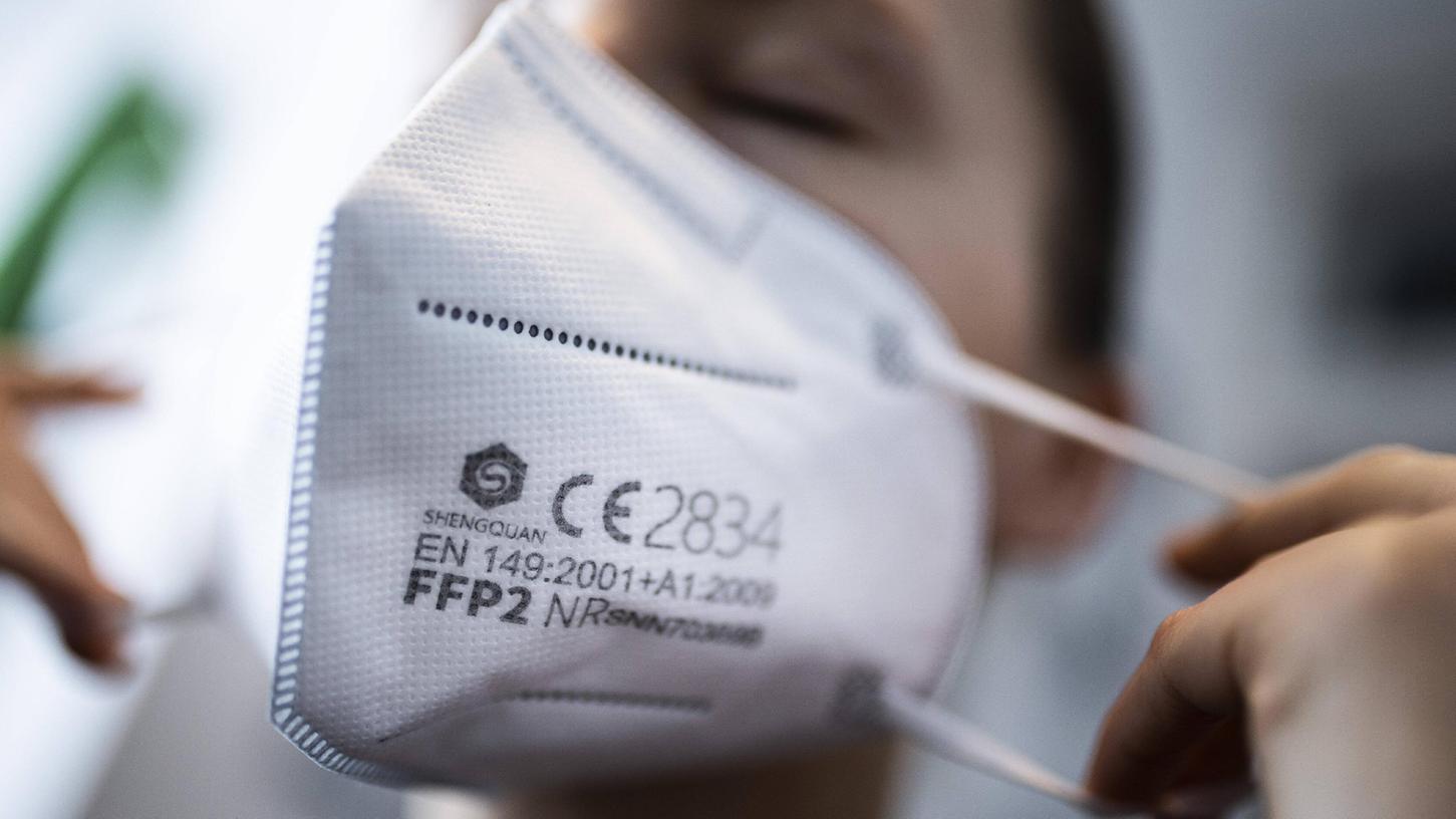 Gut sitzende FFP2-Masken sind einer neuen Studie zufolge wohl eines der effektivsten Mittel in der Corona-Pandemie.