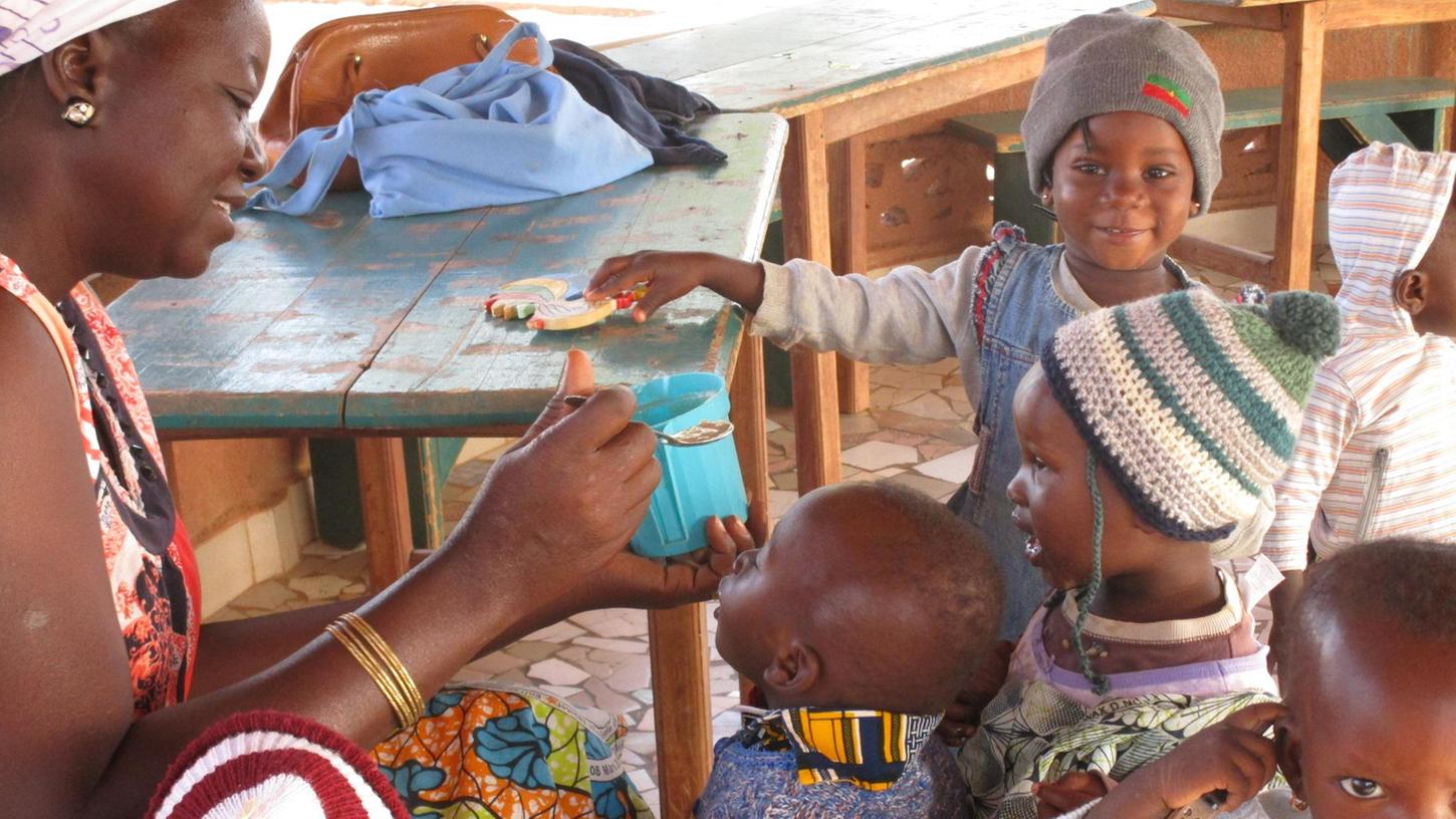 Täglich satt werden zu können. Für viele Kinder in Burkina Faso eine Utopie. Glücklich diejenigen, denen Kathrin Rhode und ihr Team in ihrem Kinderdorf helfen kann. Täglich satt werden zu können. Für viele Kinder in Burkina Faso eine Utopie. Glücklich diejenigen, denen Kathrin Rhode und ihr Team in ihrem Kinderdorf helfen kann.