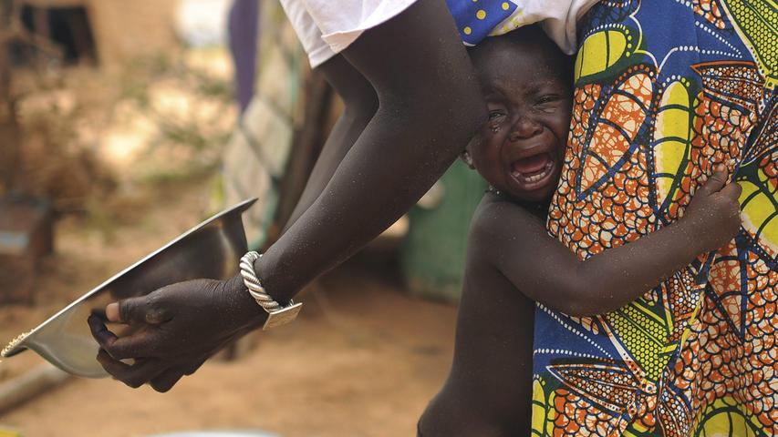Gerade Kinder, wie hier im afrikanischen Burkina Faso, leiden unter Armut, Vertreibung, Krieg und Naturkatastrophen. Gerade Kinder, wie hier im afrikanischen Burkina Faso, leiden unter Armut, Vertreibung, Krieg und Naturkatastrophen.