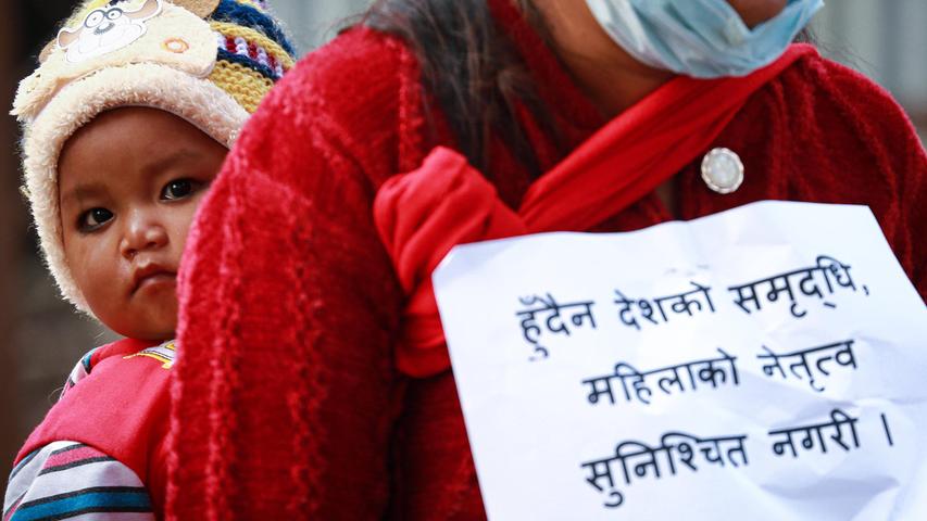 Bildung ist für Kinder in Nepal "Mangelware", weil es an erreichbaren Schulen fehlt. Bernhard Abt ist Pate für ein Dorfschulprojekt, das genau hier ansetzte: Kindern Unterricht vor Ort bieten zu können. Bildung ist für Kinder in Nepal "Mangelware", weil es an erreichbaren Schulen fehlt. Bernhard Abt ist Pate für ein Dorfschulprojekt, das genau hier ansetzte: Kindern Unterricht vor Ort bieten zu können.