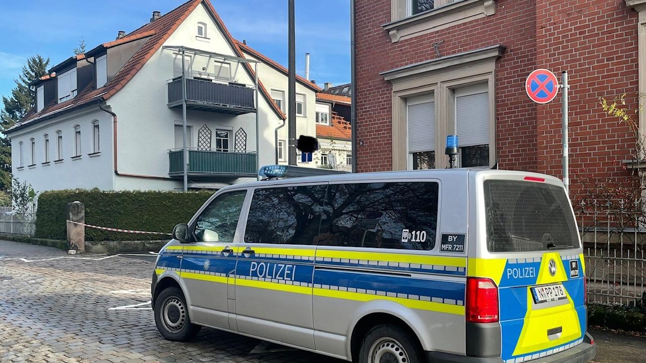 Aktuell läuft ein größerer Polizeieinsatz im Fürther Ortsteil Burgfarrnbach. Auch ein Hubschrauber ist im Einsatz.