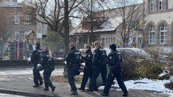 Frau erliegt ihren Verletzungen: Großeinsatz nach Tötungsdelikt in Burgfarrnbach