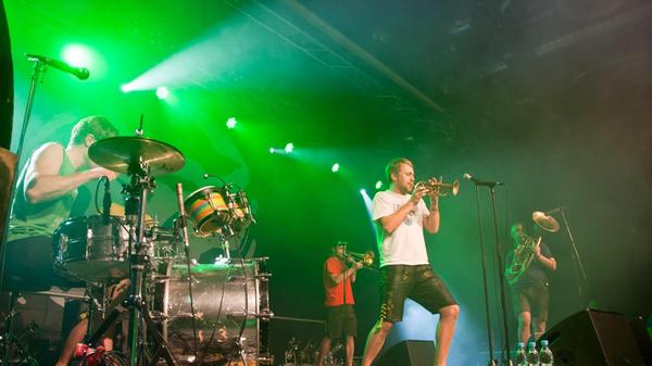 Direkt zum Auftakt am 11. Juli darf das Festival alte Bekannte des Open Airs begrüßen: die Mundart-Pop-Band LaBrassBanda. Schon in der ersten "großen" Ausgabe des Festivals 2022 war die oberbayerische Band zu Gast auf der Kulturinsel Wöhrmühle und präsentierte dort ihr aktuelles Album "Yoga Symphony No. 1". Erst im Januar war die Band, die für ihr Auftreten barfuß und mit T-Shirts und Lederhosen bekannt ist, erneut im Studio. Fans dürfen sich also auf neue Songs der Band in naher Zukunft freuen.