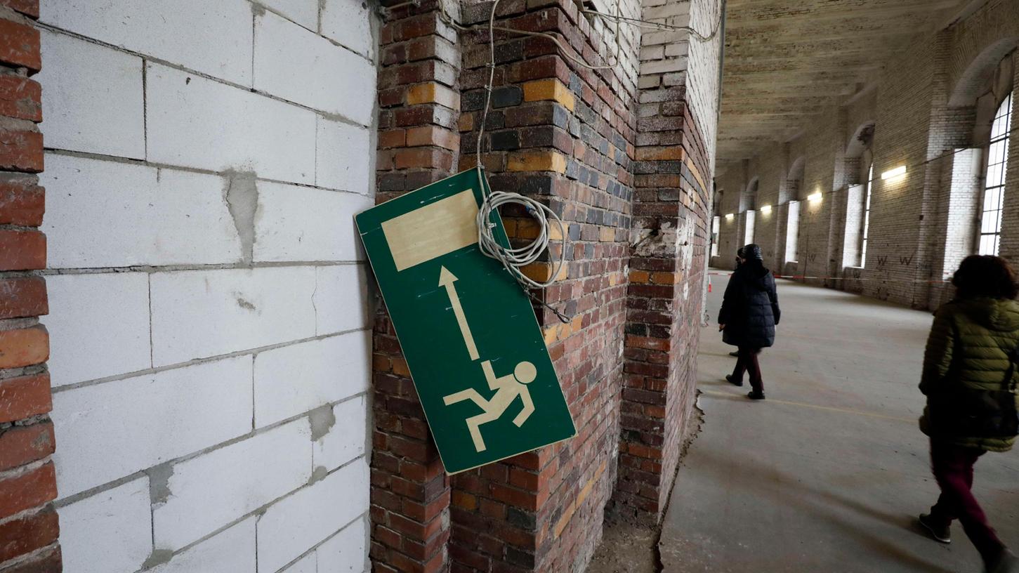 Diese Mauern könnten schon bald zugänglich werden: Rundgangsteilnehmer besichtigen die Kongresshalle.
Diese Mauern könnten schon bald zugänglich werden: Rundgangsteilnehmer besichtigen die Kongresshalle.