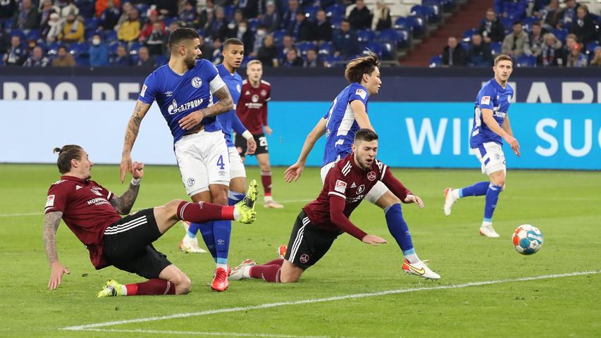 Abtasten ist in dieser Partie nicht. Von der ersten Minute an beharken sich der Club und Schalke, die Königsblauen aber sind in der Anfangsphase drückender, erspielen sich erste Mini-Chancen. 
