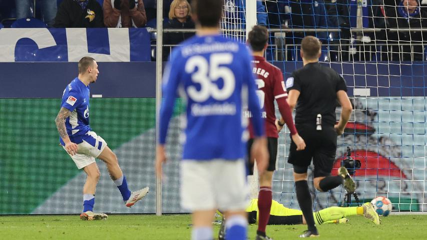 Statt dem erneuten Ausgleich ist es Schalkes Churlinov, der den endgültigen Knockout besorgt. Mathenia lässt prallen, der Gelsenkirchener Angreifer staubt ab - 3:1. Aus, Ende! 