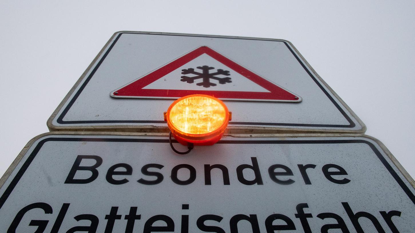 Für die Region gilt am Sonntagmorgen bis etwa 10 Uhr eine Wetterwarnung vor verbreiteter Glätte.
Für die Region gilt am Sonntagmorgen bis etwa 10 Uhr eine Wetterwarnung vor verbreiteter Glätte.