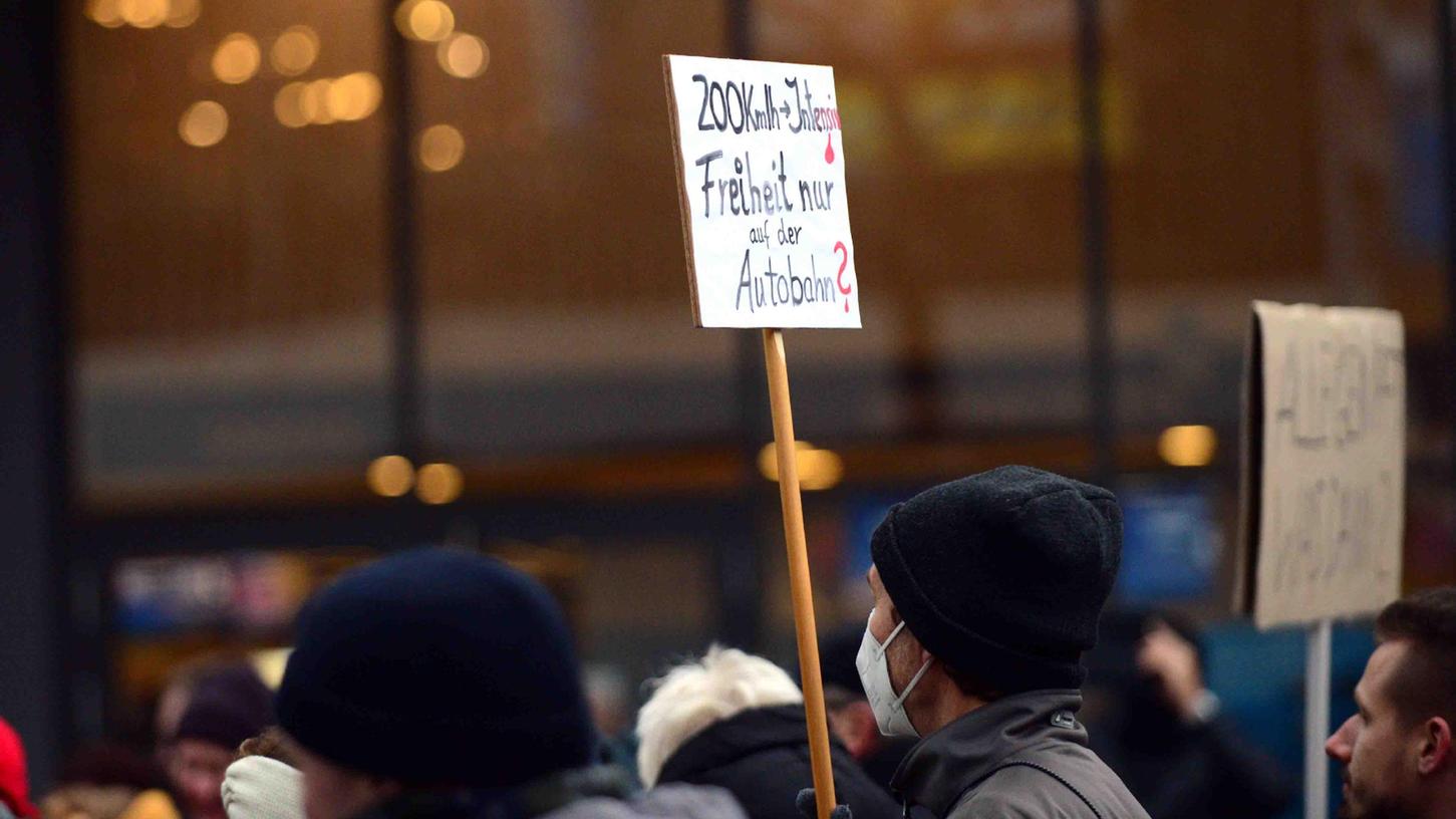 Das Bild entstand bei der bislang größten Demonstration gegen Corona-Maßnahmen in Fürth am 11. Dezember, damals versammelten sich 2800 Menschen. Diesmal zogen rund 1000 durch die Südstadt.