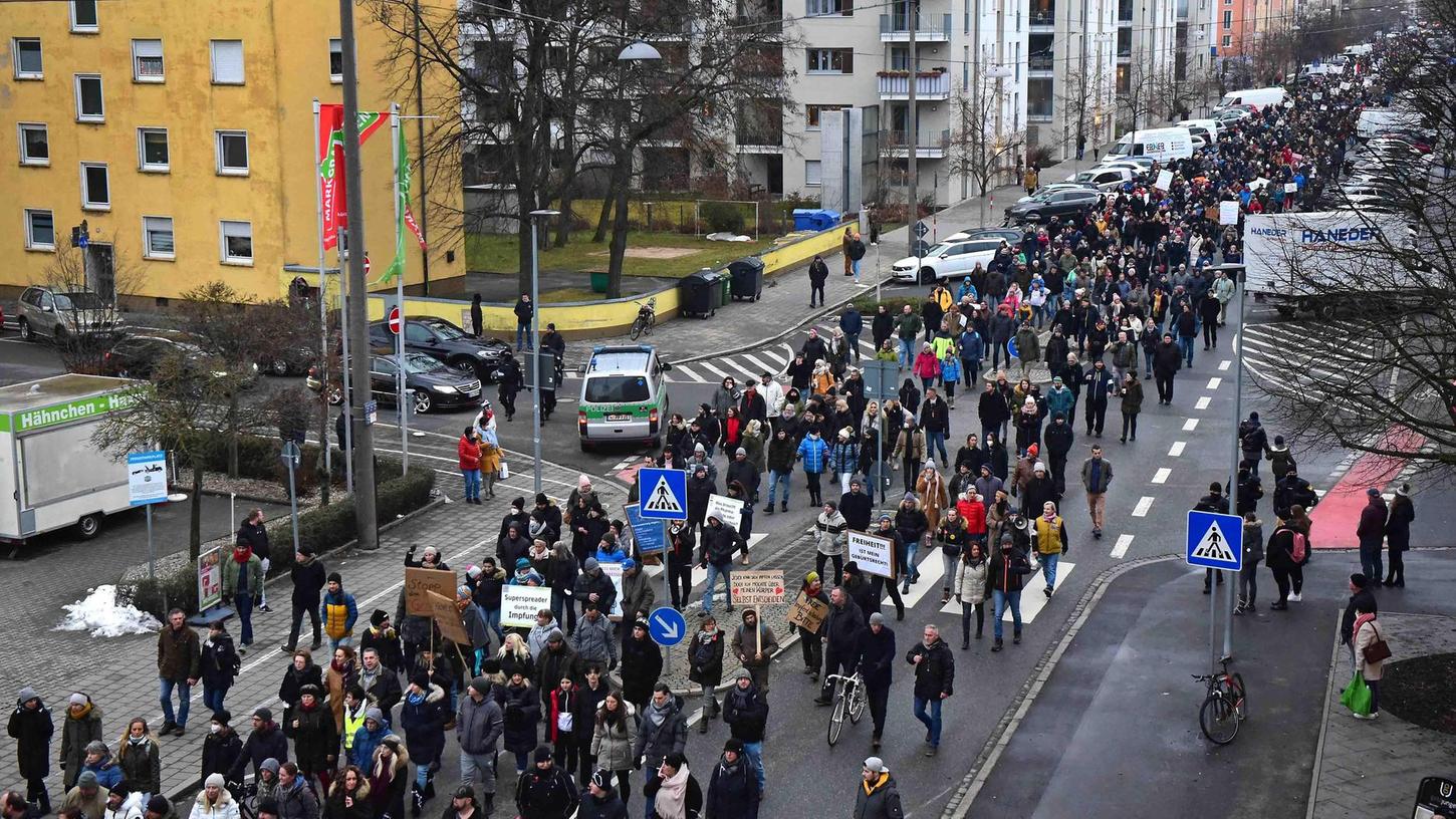 Schauplatz Herrnstraße: Durch die Südstadt führte der Umzug der Demonstrierenden am Samstagnachmittag.
