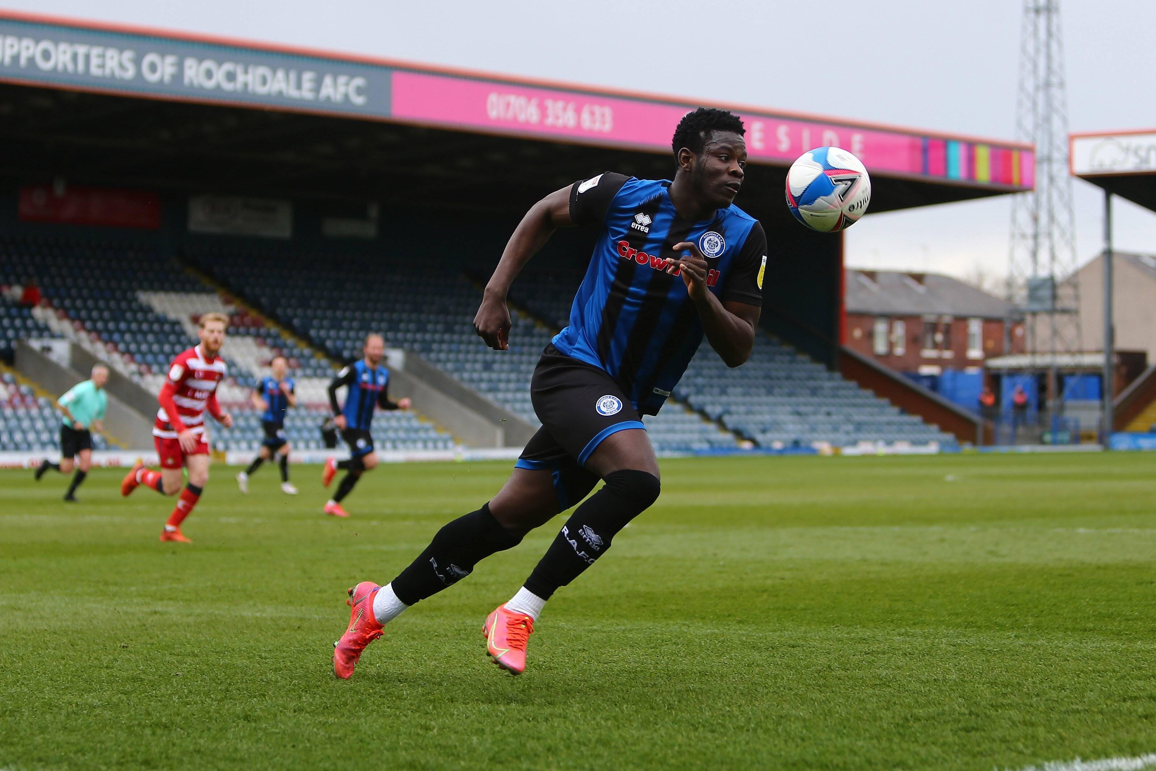 Als Sohn ghanaischer Eltern kam Kwadwo Baah 2003 in Stuttgart zur Welt, wuchs aber im Südosten Londons auf. Der Offensivmann, der sich auf dem beiden Flügeln und dem Sturmzentrum wohl fühlt, spielte zunächst auch für die englische U18-Nationalmannschaft - ehe er im Oktober 2021 sein Debüt für Deutschlands U19 feierte. Spielberechtigt wäre Baah übrigens auch für Ghana, es bleibt also abzuwarten, für welche Nationalmannschaft sich das Talent endgültig entscheidet. Seit 2021 steht er in Watfords Kader, ein Knöchelbruch in seiner Debütsaison zwang ihn allerdings zu einer langen Pause und nahm ihm die Chance auf das Premier-League-Debüt.