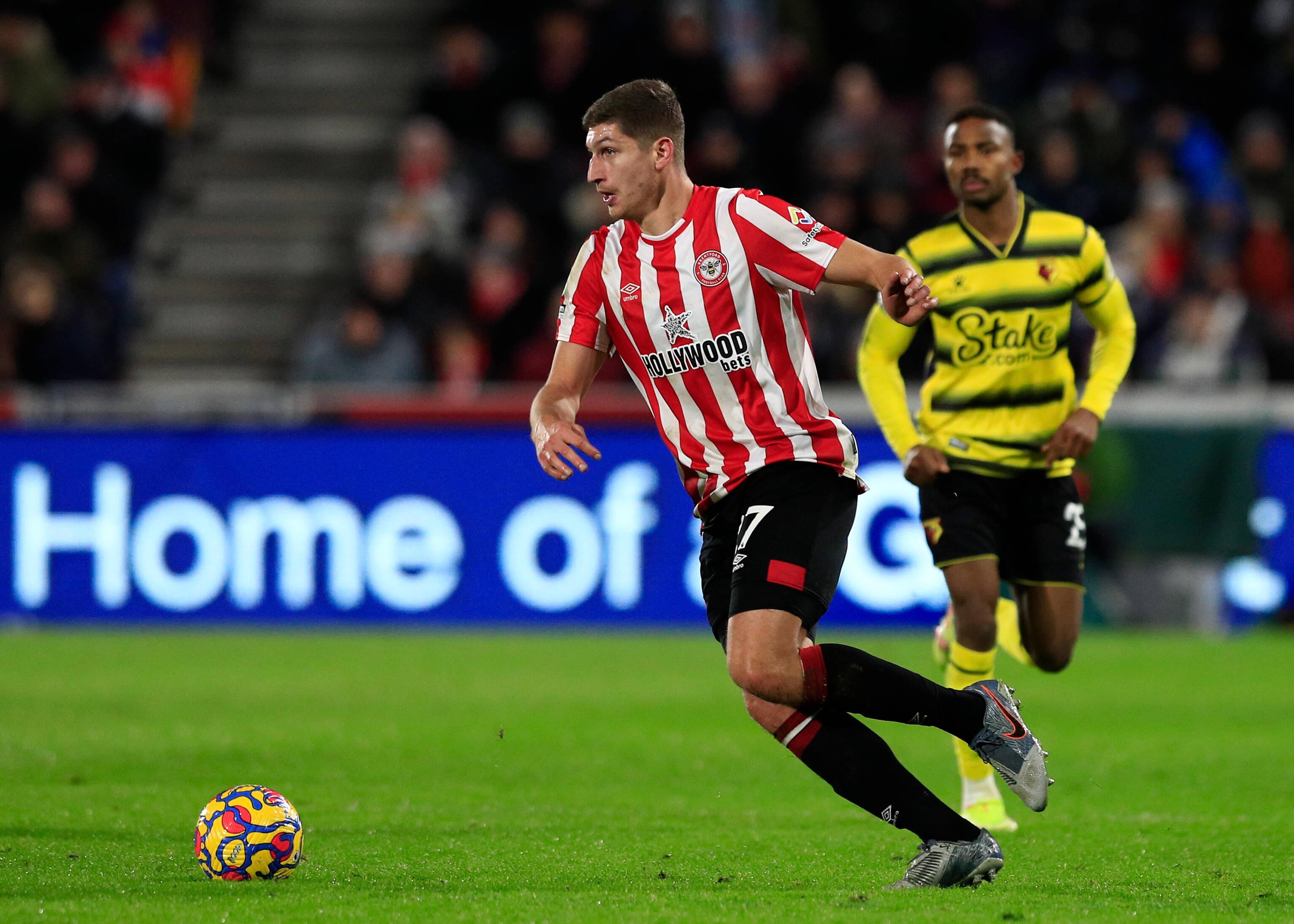 In Deutschland kickte er für die Jugend des HSV, RB Leipzig und bei den Profis für den VfL Bochum - dann zog es Vitaly Janelt im zarten Alter von 22 Jahren in die zweite englische Liga zum Brentford FC. Mit den "Bees" gelang dem deutschen U-Nationalspieler dann der Aufstieg in die Premier League, dort gehört Janelt zum Stammpersonal und räumt im defensiven Mittelfeld ab. Sein erstes Tor in Englands Topliga erzielte er übrigens gegen Jürgen Klopps Liverpool bei einem wilden 3:3-Unentschieden.