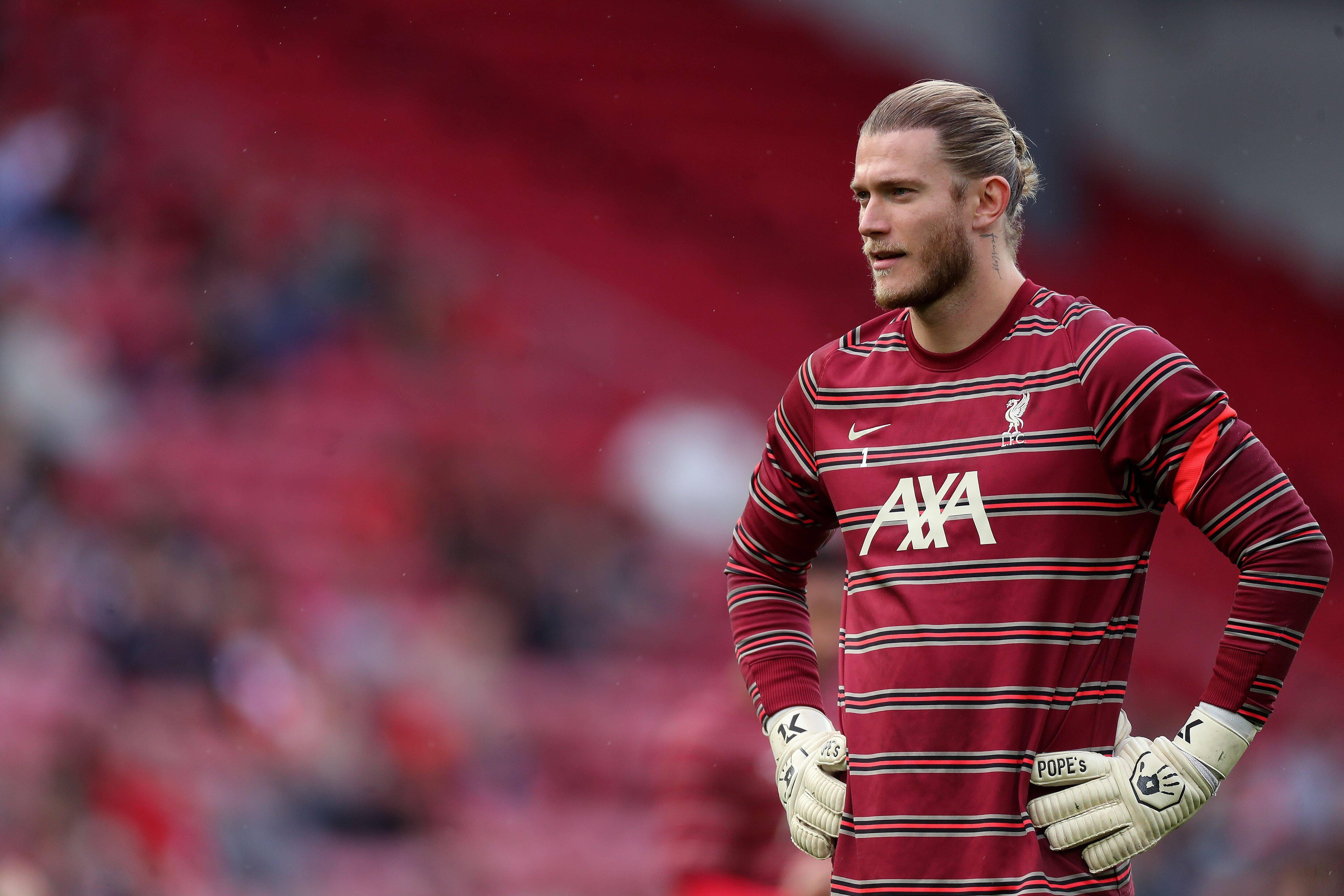 Die Karriere von Loris Karius ist eine einzige Achterbahnfahrt. Über die Jugend des VfB Stuttgart und Manchester City etablierte sich Loris Karius beim FSV Mainz 05 als einer der besseren Keeper der Bundesliga. Der Liverpool FC wurde auf Karius aufmerksam und verpflichtete ihn 2016 als Nummer 1b, Karius kam nur in Pokalwettbewerben und der Champions League zum Einsatz. 2018 schaffte er es mit den "Reds" sogar bis ins Finale der Königsklasse, patzte dort aber zweimal übel, Real Madrid gewann den Titel. Liverpool verpflichtete daraufhin Alisson, gewann im darauffolgenden Jahr die Champions League und Karius konnte weder in Liverpool noch bei seinen Leihstationen Besiktas und Union Berlin Fuß fassen. Der 2022 auslaufende Vertrag wird aller Voraussicht nach nicht verlängert werden.