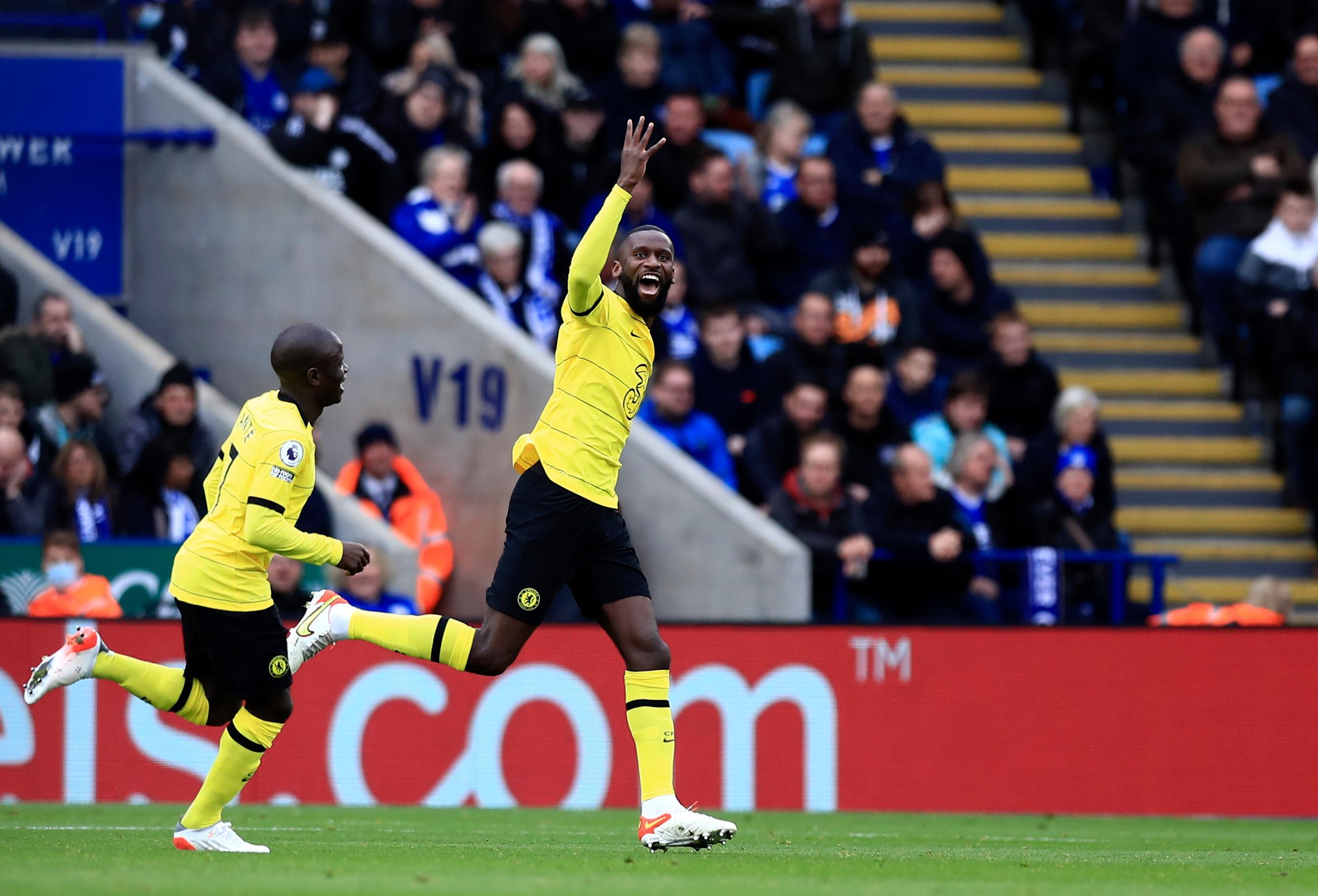 Vom Confed Cup nach London: Antonio Rüdiger erlebte 2017 einen turbulenten Sommer. Nach nur zwei Jahren bei der AS Rom und den ersten Pflichtspiel-Einsätzen für die deutsche Nationalmannschaft fühlte sich die Abwehrkante zu höherem berufen und nahm das Angebot des damaligen englischen Meisters an. Rund 37 Millionen Euro ließ der auf Öl-Millionen gebettete Klub sich den jungen Verteidiger kosten, in Liga und Champions League war und ist Rüdiger, sofern fit, gesetzt. Mit großem Erfolg: 2021 gewannen die "Blues" unter Trainer Thomas Tuchel sogar die Champions League.