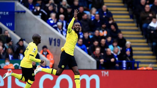 Vom Confed Cup nach London: Antonio Rüdiger erlebte 2017 einen turbulenten Sommer. Nach nur zwei Jahren bei der AS Rom und den ersten Pflichtspiel-Einsätzen für die deutsche Nationalmannschaft fühlte sich die Abwehrkante zu höherem berufen und nahm das Angebot des damaligen englischen Meisters an. Rund 37 Millionen Euro ließ der auf Öl-Millionen gebettete Klub sich den jungen Verteidiger kosten, in Liga und Champions League war und ist Rüdiger, sofern fit, gesetzt. Mit großem Erfolg: 2021 gewannen die "Blues" unter Trainer Thomas Tuchel sogar die Champions League.