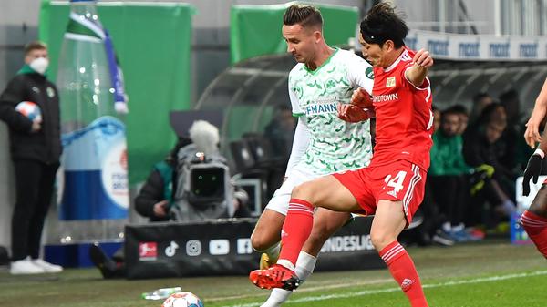 Seguin spielt immer. Das, sagte Stefan Leitl zuletzt, gilt bei ihm immer noch. Deshalb kehrte der Mittelfeldchef nach überstandener Erkältung zurück in die Startelf. Wie immer sehr bemüht, in einigen Situation aber, wie oft in den vergangenen Monaten, zu langsam, weshalb er auch früh Gelb sah. Musste danach etwas langsamer in die Zweikämpfe gehen, biss aber bis zum Schluss durch.