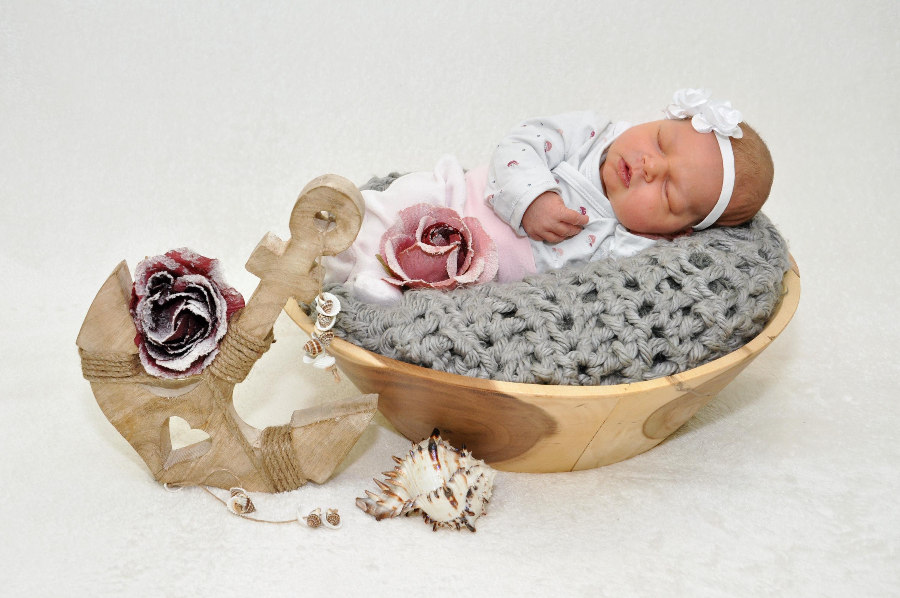 Willkommen, Melina! Ein so schönes Ruheplätzchen wie das am 8. Dezember in der Klinik Hallerwiese geborene Mädchen haben wohl nicht viele. Die Kleine ist immerhin 48 Zentimeter groß und bringt dabei 2970 Gramm auf die Waage.