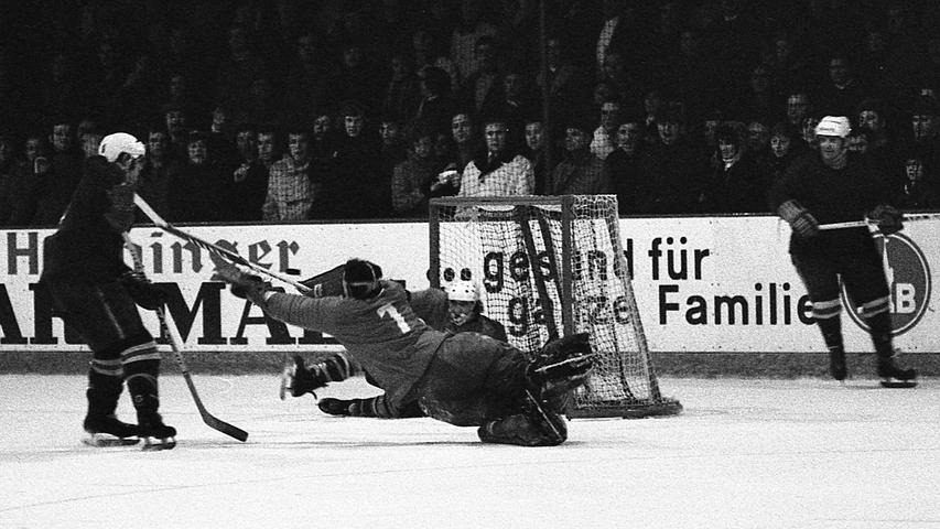 Die beiden höchsten deutschen Eishockey-Ligen haben seit dem letzten Wochenende für die Experten endgültig einen erklärten und einen "Geheimfavoriten": die Düsseldorfer EG (Bundesliga) und die SG Nürnberg. Hier geht es zum Kalenderblatt vom 14. Dezember 1971: Für die SGN schlägt Stunde der Wahrheit.
