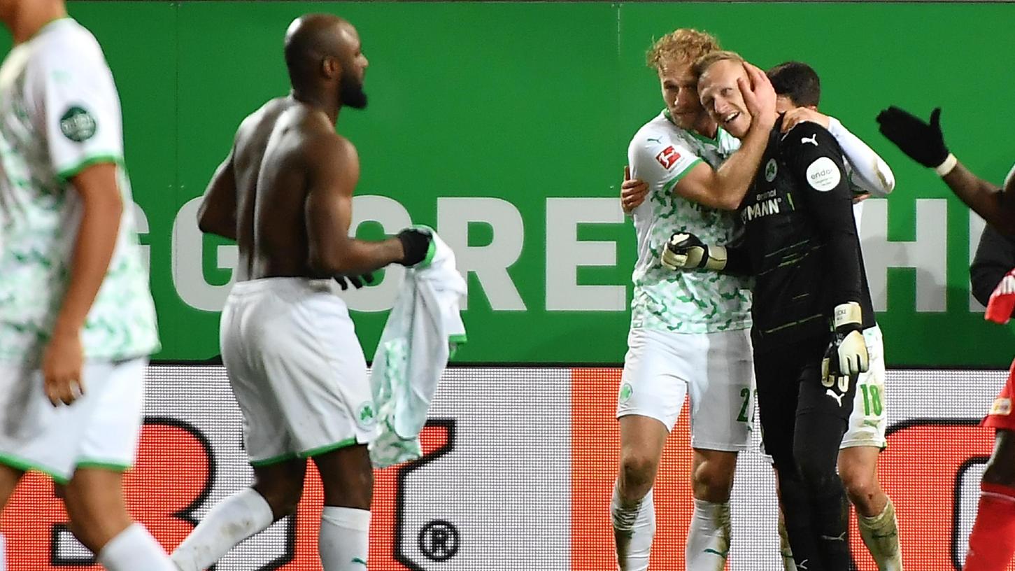 Komm' in meine Arme, Sascha: Sebastian Griesbeck bedankt sich bei seinem Torhüter für ein sehr starkes Spiel.
Komm' in meine Arme, Sascha: Sebastian Griesbeck bedankt sich bei seinem Torhüter für ein sehr starkes Spiel.