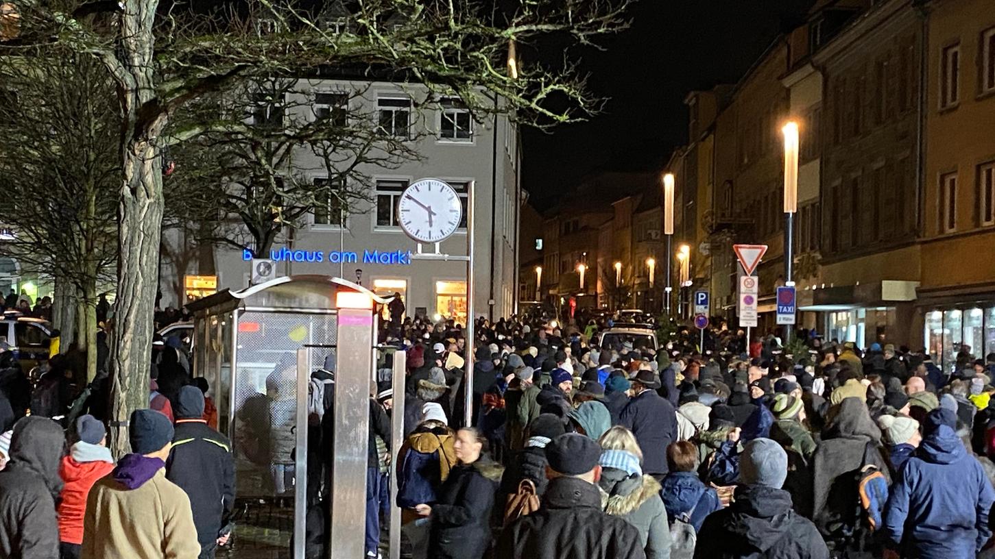 Bis zu 2000 Menschen versammelten sich während der nicht angemeldeten Corona-Demo in Schweinfurt. 