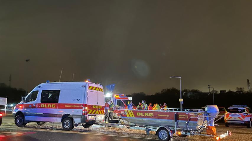 Die DLRG rückte mit einem Rettungsboot an. Die DLRG rückte mit einem Rettungsboot an.