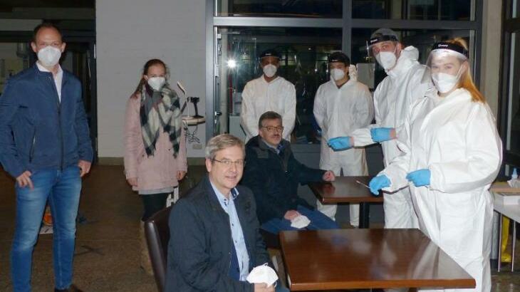 Ungewohntes Bild: Robert Ilg und Karlheinz Wölfel (sitzend) lassen in der Eingangshalle des Strudelbades einen Schnelltest machen, links dahinter warten Betriebsleiter Kai Hoffmann und Marketing Managerin Bianca Hübsch von der Fackelmann Therme. Ungewohntes Bild: Robert Ilg und Karlheinz Wölfel (sitzend) lassen in der Eingangshalle des Strudelbades einen Schnelltest machen, links dahinter warten Betriebsleiter Kai Hoffmann und Marketing Managerin Bianca Hübsch von der Fackelmann Therme.