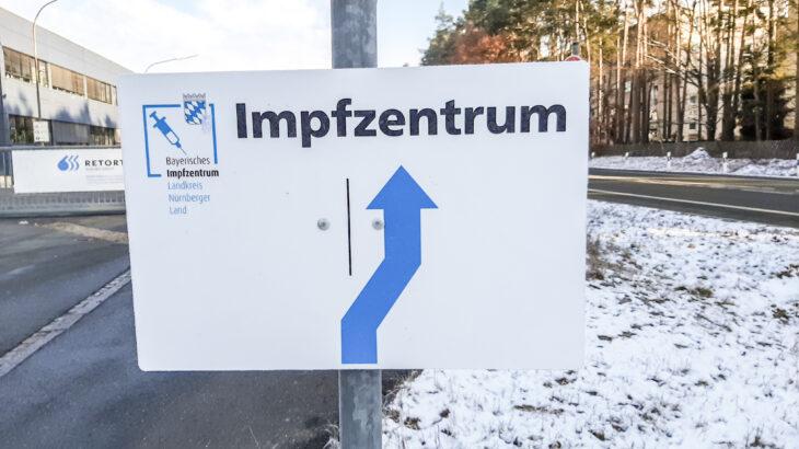 Ein Schild weist den Weg zum Impfzentrum in Röthenbach. Ein Schild weist den Weg zum Impfzentrum in Röthenbach.