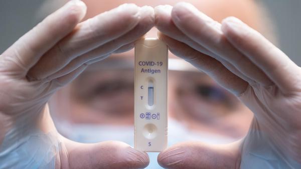 Am 17. Februar wurde aus 2G plus "generell 2G", wie das bayerische Kabinett verkündet hat. Geimpfte und Genesene brauchen somit für Sport- und Kulturveranstaltungen, öffentlichen und privaten Veranstaltungen in nichtprivaten Räumen, Messen, Tagungen, Kongresse, Schlösser, Gärten und Seen, Indoor-Freizeiteinrichtungen sowie infektiologisch vergleichbaren Bereichen keinen zusätzlichen Test- oder Boosternachweis mehr.