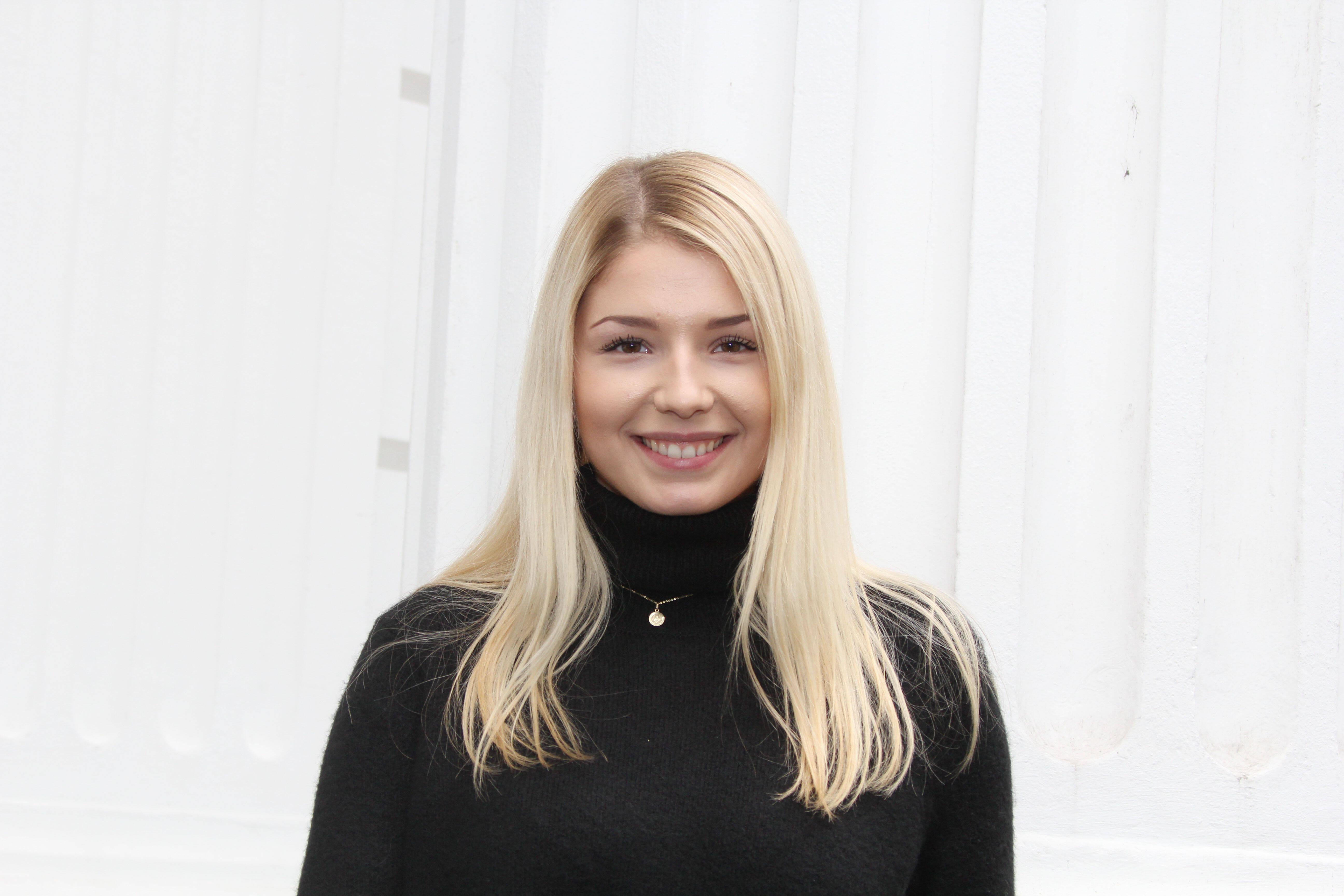 Nicole Cross hat vor einigen Jahren das erreicht, was sich wohl viele Sängerinnen und Sänger erträumen, die auf Youtube Musik machen: Ihre Videos wurden millionenfach geklickt. Außerdem erhielt sie Lob direkt aus Hollywood. Kein Geringerer als Ashton Kutcher postete ihre Cover-Version des Welthits "Hello" von Adele auf seiner Facebook-Seite und verhalf der jungen Frau, die aus Lauf an der Pegnitz kommt, damit zu noch mehr Klicks. Im Jahr 2016 veröffentlichte die heute 28-Jährige ihre erste Single "awesome", die ebenfalls über eine Million Klicks einbrachte. Inzwischen haben die Abrufzahlen auf ihrem Youtube-Kanal etwas nachgelassen und es ist etwas ruhiger um die Sängerin geworden. Doch die Zahlen sprechen für ihren Erfolg: Youtube-Abonnenten: 1,01 Mio Meist geklicktes Video: 16,61 Mio  Aufrufe insgesamt: 195 Mio