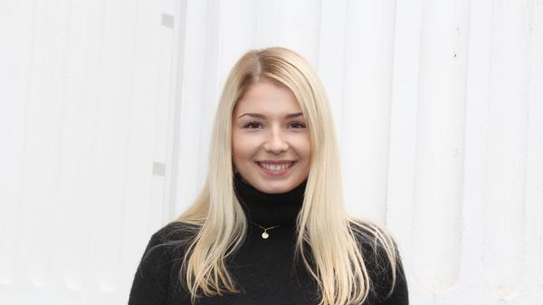 Nicole Cross hat vor einigen Jahren das erreicht, was sich wohl viele Sängerinnen und Sänger erträumen, die auf Youtube Musik machen: Ihre Videos wurden millionenfach geklickt. Außerdem erhielt sie Lob direkt aus Hollywood. Kein Geringerer als Ashton Kutcher postete ihre Cover-Version des Welthits "Hello" von Adele auf seiner Facebook-Seite und verhalf der jungen Frau, die aus Lauf an der Pegnitz kommt, damit zu noch mehr Klicks. Im Jahr 2016 veröffentlichte die heute 28-Jährige ihre erste Single "awesome", die ebenfalls über eine Million Klicks einbrachte. Inzwischen haben die Abrufzahlen auf ihrem Youtube-Kanal etwas nachgelassen und es ist etwas ruhiger um die Sängerin geworden. Doch die Zahlen sprechen für ihren Erfolg: Youtube-Abonnenten: 1,01 Mio Meist geklicktes Video: 16,61 Mio Aufrufe insgesamt: 195 Mio