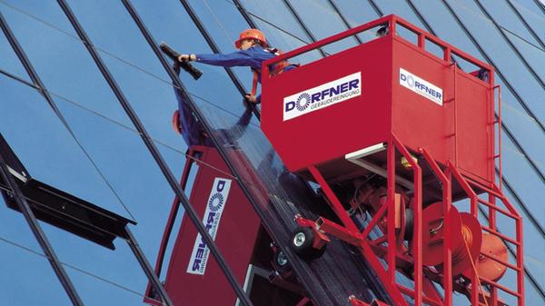 Die in Nürnberg ansässige Dorfner Gruppe beschäftigt in der Region 1904 Menschen. Die vergangenen Jahre waren für das branchenübergreifende Gebäudedienstleistungsunternehmen ambivalent. Während in der Corona-Zeit etwa die "hygienerelevante" Reinigung zum Beispiel in Krankenhäusern stark nachgefragt wurde, brach die Nachfrage im Geschäftsbereich Catering quasi über Nacht ein, so Gesamtgeschäftsführer Peter Engelbrecht. Grund waren unter anderem Homeoffice-Anordnungen und die damit verwaisten Betriebskantinen. Weltweit arbeiten für Dorfner 10.720 Menschen.