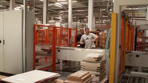 Der in Herrieden ansässige Küchenhersteller hat in den vergangenen Jahren vom Trend zur Investition in die eigenen vier Wände profitiert. Das zeigt sich am Umsatz, aber auch an der Zahl der Mitarbeiter. War Schüller 2020 noch Arbeitgeber für rund 2000 Beschäftigte, waren es zwei Jahre später 2255.