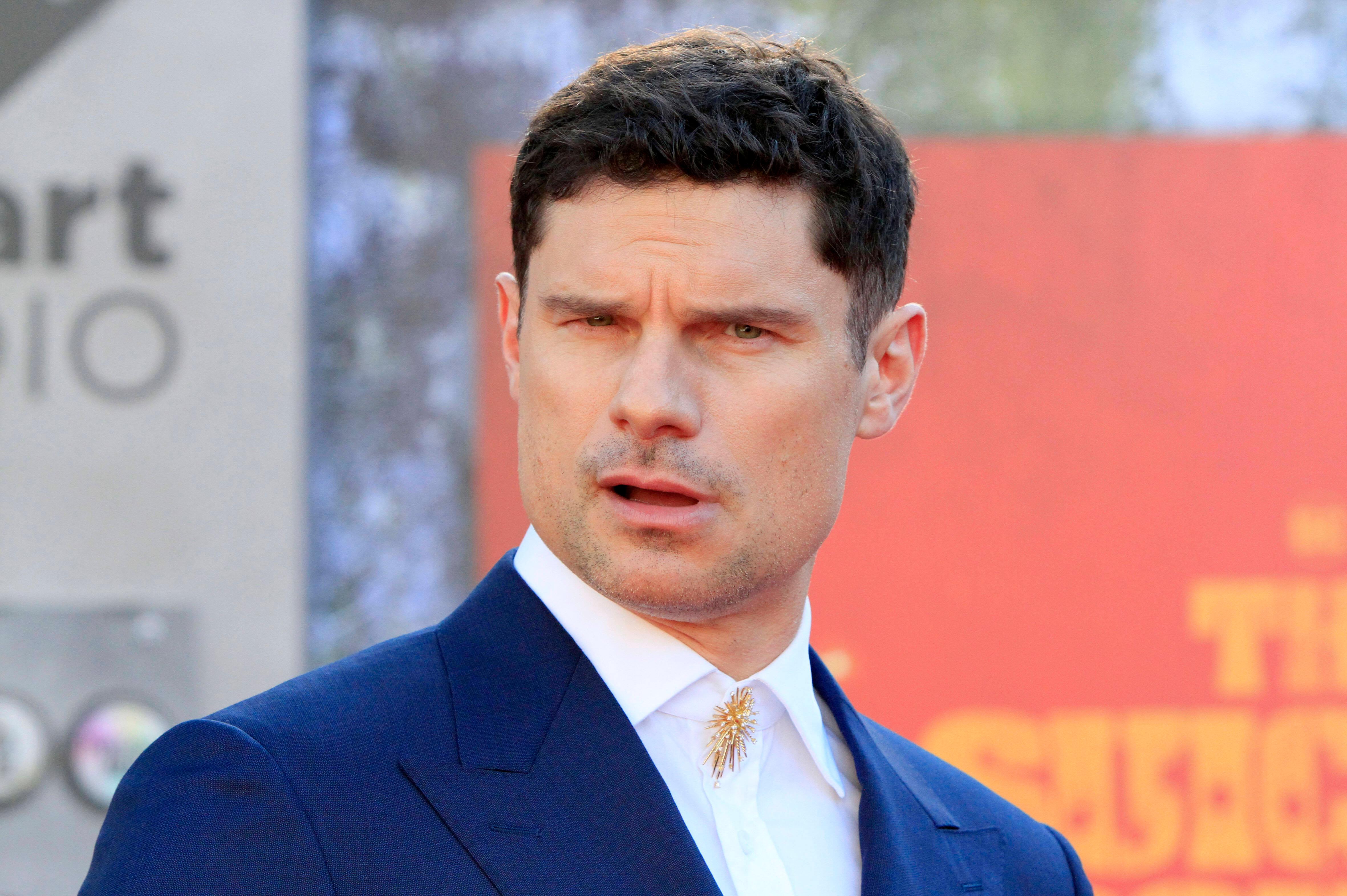 Der nächste Youtube-Star ist Flula Borg - in den USA ein Star und in Deutschland ein beinahe unbeschriebenes Blatt. Der gebürtige Erlanger lebt seit mehreren Jahren in Los Angeles und hat sich dort mit humoristischen Videos einen Namen gemacht. Er zerpflückt Redewendungen und Sprichwörter oder bringt Amerikanern deutsches Kulturgut näher - und erntet dafür viel Begeisterung. Der Erlanger bringt auch musikalisches Talent mit und singt mit Stars Covers im Auto - Dirk Nowitzki war auch schon dabei. 2016 schaffte er sogar den Sprung nach Hollywood und spielte eine deutsche Rolle in "Pitch Perfect 2". 2021 war er in "The Suicide Squad" zu sehen.  Youtube-Abonnenten: 816.000 Meist geklicktes Video: 11,07 Mio Aufrufe insgesamt: 108 Mio