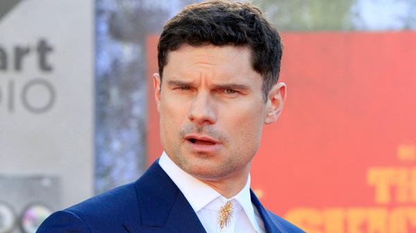 Der nächste Youtube-Star ist Flula Borg - in den USA ein Star und in Deutschland ein beinahe unbeschriebenes Blatt. Der gebürtige Erlanger lebt seit mehreren Jahren in Los Angeles und hat sich dort mit humoristischen Videos einen Namen gemacht. Er zerpflückt Redewendungen und Sprichwörter oder bringt Amerikanern deutsches Kulturgut näher - und erntet dafür viel Begeisterung. Der Erlanger bringt auch musikalisches Talent mit und singt mit Stars Covers im Auto - Dirk Nowitzki war auch schon dabei. 2016 schaffte er sogar den Sprung nach Hollywood und spielte eine deutsche Rolle in "Pitch Perfect 2". 2021 war er in "The Suicide Squad" zu sehen. Youtube-Abonnenten: 816.000 Meist geklicktes Video: 11,07 Mio Aufrufe insgesamt: 108 Mio