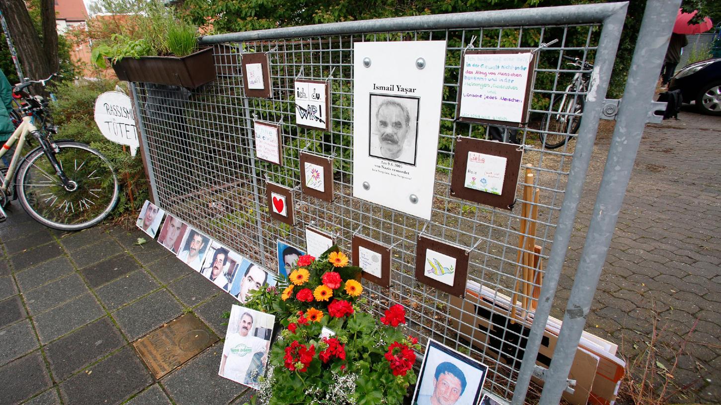 Am Tatort in der Nürnberger Scharrerstraße, in der im Juni 2005 Ismail Yasar in seiner Imbissbunde ermordet wurde, hängen Bilder des Opfers an einem Gitter. Bürger haben Blumen niedergelegt. Doch ein richtiger Gedenkort fehlt bislang. 