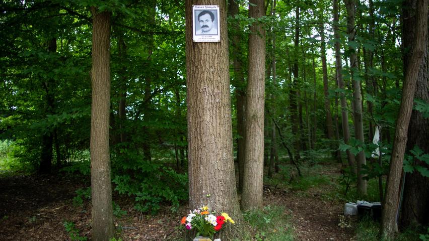 Zwischen Nürnberg-Langwasser und Altenfurt hängt an einem Baum ein Foto des getöteten Blumenhändlers Enver Simsek. Die Stadt hat heuer den Platz, an dem er seine Sträuße verkauft hat, nach dem ersten NSU-Opfer benannt.