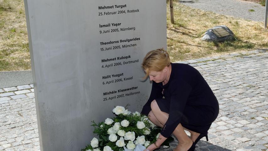 An der Gedenkstele am Kartäusertor in Nürnberg hat die damalige Familienministerin Franziska Giffey vor zwei Jahren Blumen niedergelegt.
