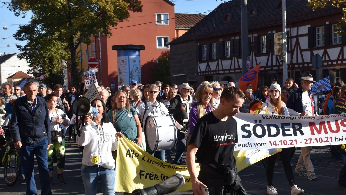An der "Querdenken 911"-Demonstration Anfang Oktober in Nürnberg nahm auch NPD-Funktionär Jens Janik teil (vorne im schwarzen T-Shirt mit dem Aufdruck "Ungeimpft"). Links ist Peter Meidl zu sehen (blaue Jacke und blaue Jeans), ein Mann, der in der Vergangenheit bei der Neonazipartei "Die Rechte" aktiv war.