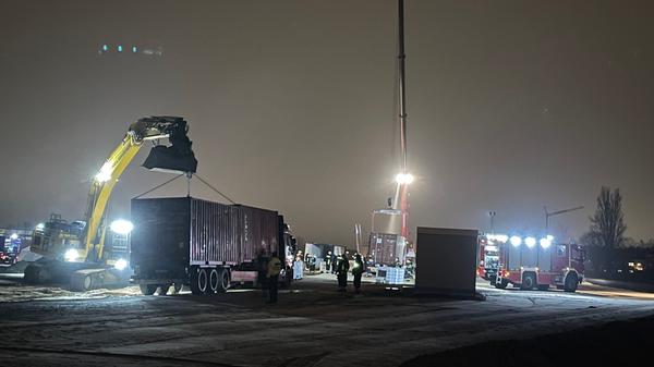 Der Nürnberger Süden und die Großbaustelle Lichtenreuth rund um die Brunecker Straße sind ein heißes Pflaster. Am 14. Dezember fand man hier eine amerikanische Fliegerbombe aus dem Zweiten Weltkrieg, bereits der vierte Blindgänger an dieser Stelle. Sprengstoffexperten entschärften die Bombe bis spät in die Nacht, rund 200 Anwohner mussten ihre Häuser verlassen. Rund 200 Retter der Feuerwehr, der Rettungsdienste und dem THW waren im Einsatz. Besonders der sandige Untergrund und das nasskalte Wetter erschwerten den Großeinsatz für alle Beteiligten.